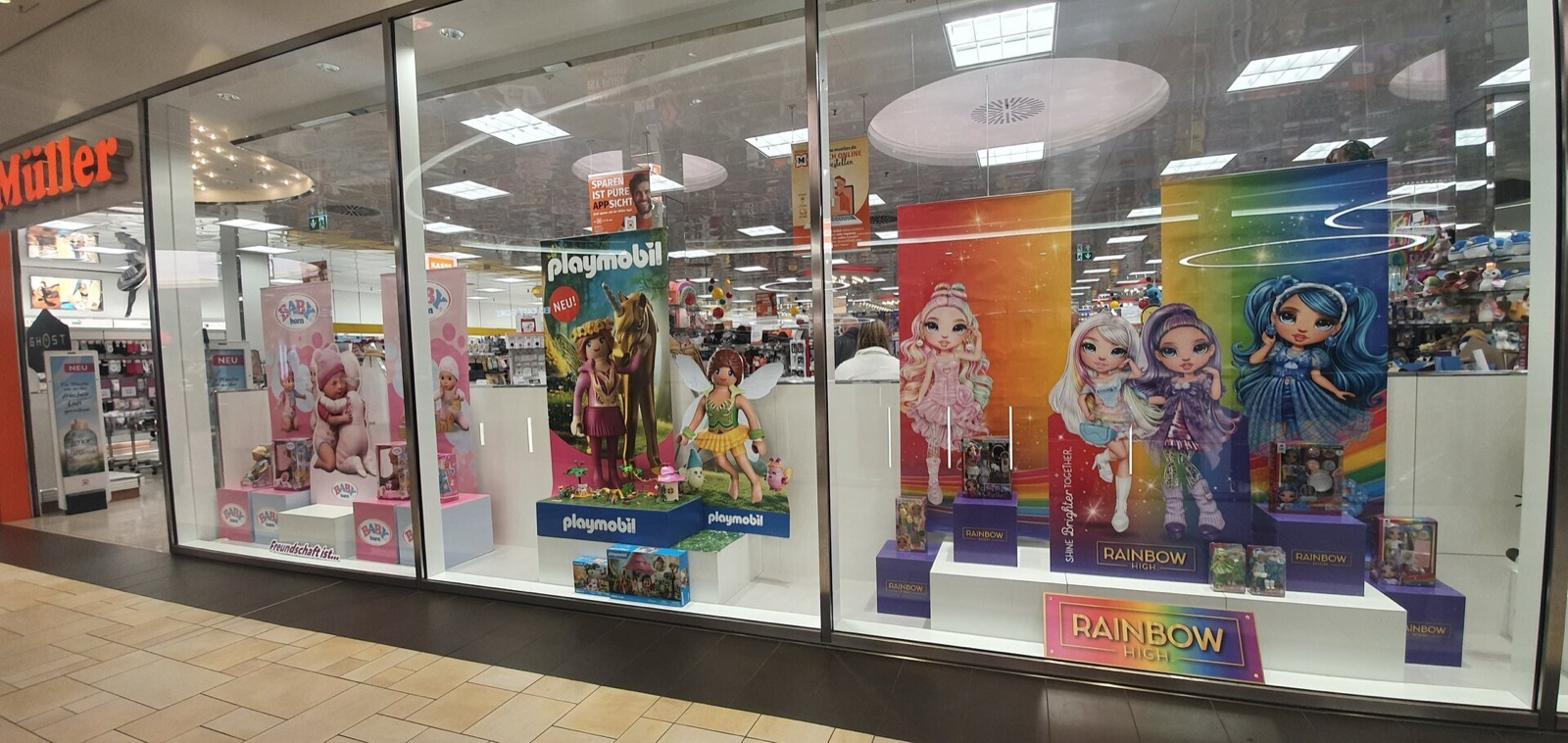 Schaufenster-Dekoration für MGA / Müller