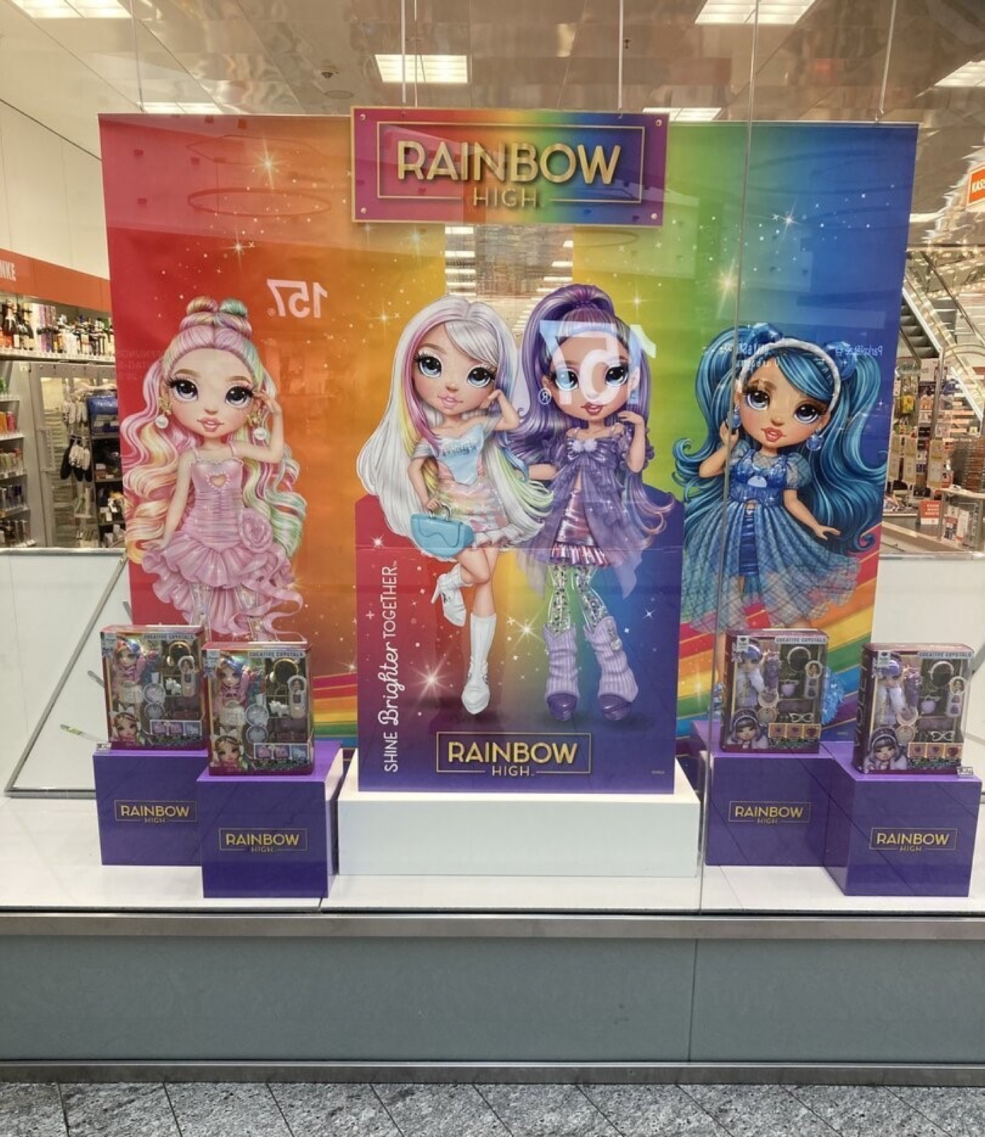 Schaufenster-Dekoration für Rainbow High